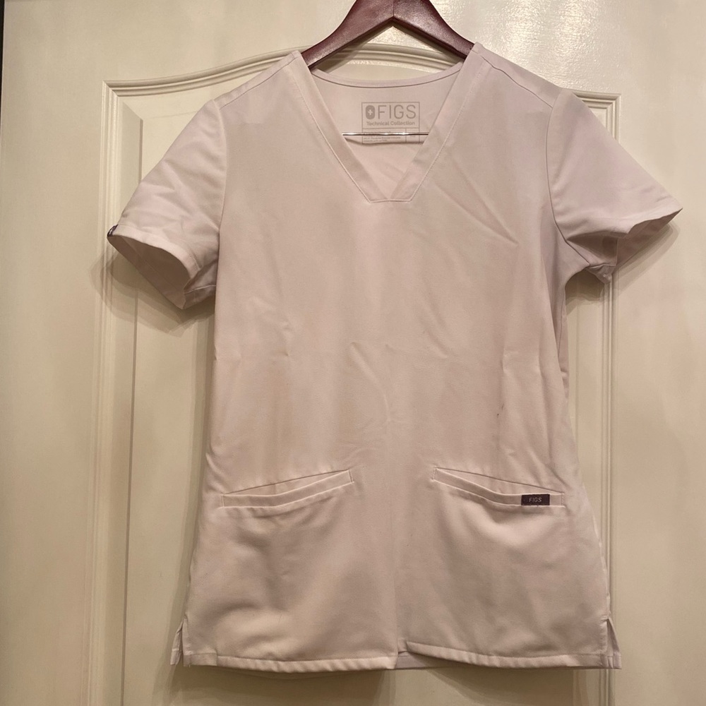 Figs casma three pocket scrub top